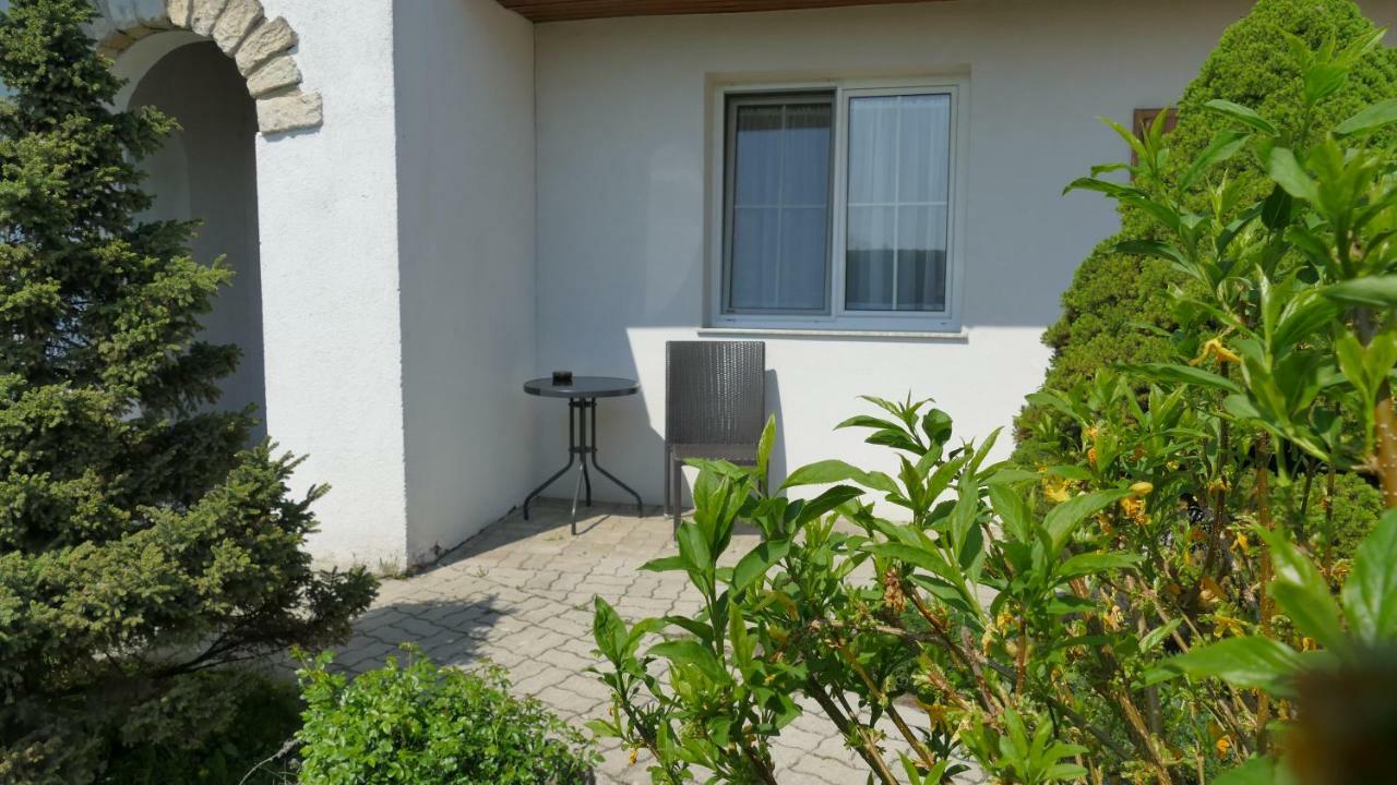 Gaestehaus Fischbach Jois Exteriör bild